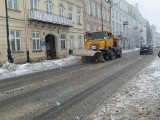 Trwa odśnieżanie ulic w Piotrkowie. Na drogach jest bardzo ślisko