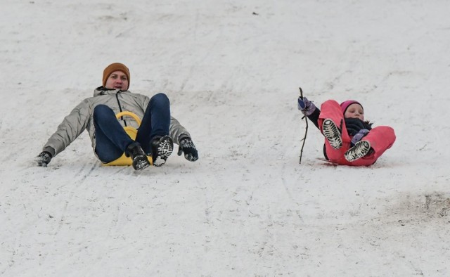 25 grudnia najmłodsi bydgoszczanie bawili się na górce saneczkowej na Kapuściskach. Zobaczcie zdjęcia z jazdy na sankach i na "jabłuszkach".