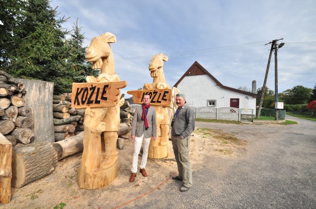 Rzeźbione witacze autorstwa Eugeniusza Tacika (z prawej) staną na drodze Szamotuły – Pniewy. Piotr Michalak (z lewej) liczy, że do Koźla zajrzą mieszkańcy całej Wielkopolski