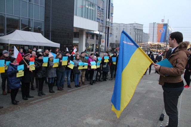 W sobotę 27 lutego na katowickim rynku odbył się kolejny wiec solidarności z narodem ukraińskim

Zobacz kolejne zdjęcia/plansze. Przesuwaj zdjęcia w prawo - naciśnij strzałkę lub przycisk NASTĘPNE