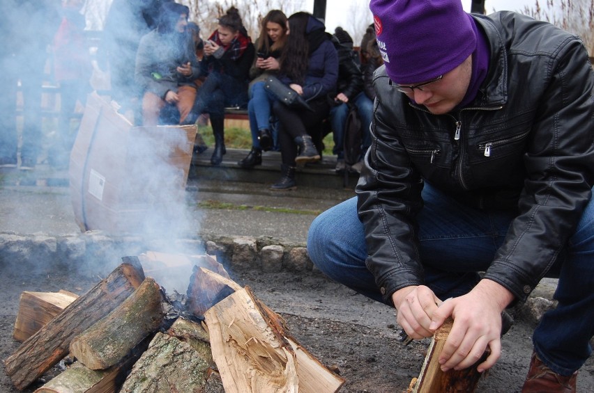 Studniówka 2015: Uczniowie „Lotnika” zatańczyli poloneza... przy ognisku [ZDJĘCIA]