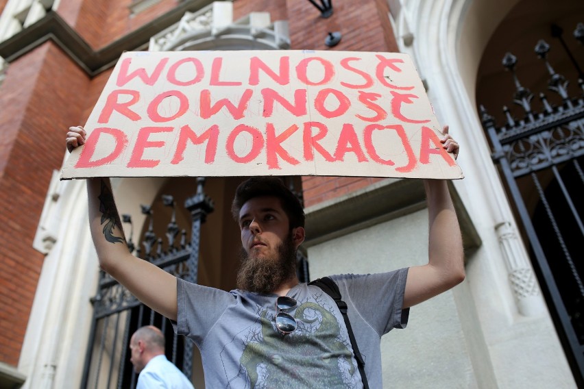 Kraków. Protest przed Collegium Novum UJ. Studenci domagają się „niepodległej nauki” [ZDJĘCIA]