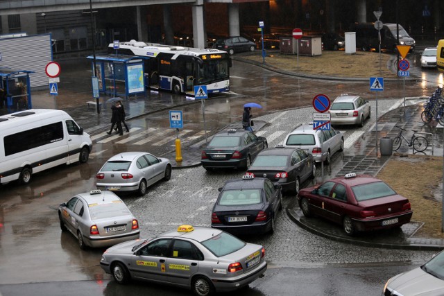 Przyjeżdżający na dworzec autobusowy często nie mają gdzie zaparkować, ponieważ miejsca na Kiss&Ride blokują taksówki