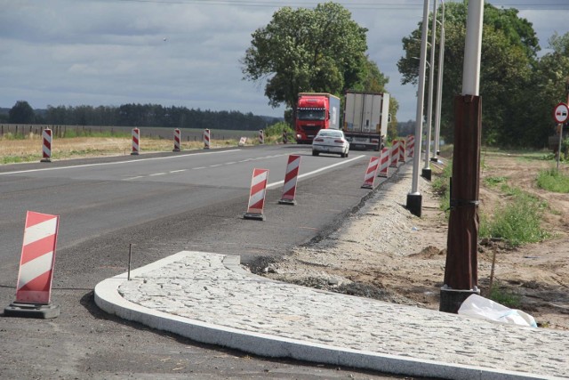 Dobiegają końca prace przy budowe dróg dojazdowych do terenów inwestycyjnych (zdjęcia z 27 sierpnia 2020).