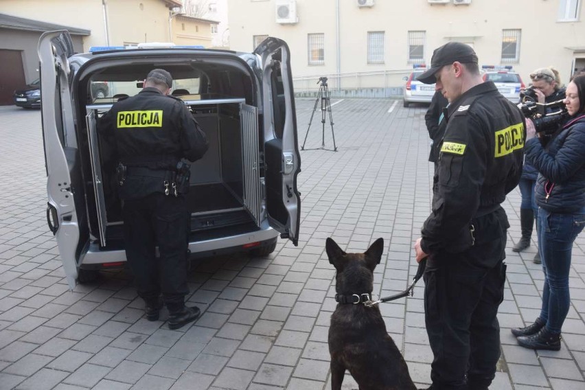 Policja otrzymała nowy samochód oraz psa tropiącego