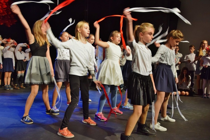 Patriotyczny koncert odbył się w Teatrze Miejskim w ramach unijnego projektu Specjalnego Ośrodka Szkolno-Wychowawczego w Sieradzu (fot)
