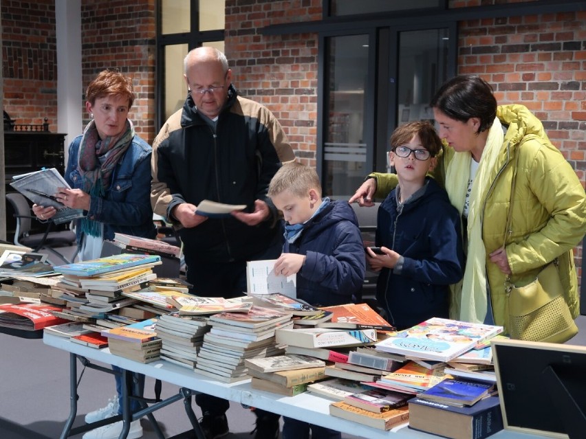 Noc Bibliotek w Lesznie dała możliwość podziwiania miasta wieczorem z dachu książnicy ZDJĘCIA