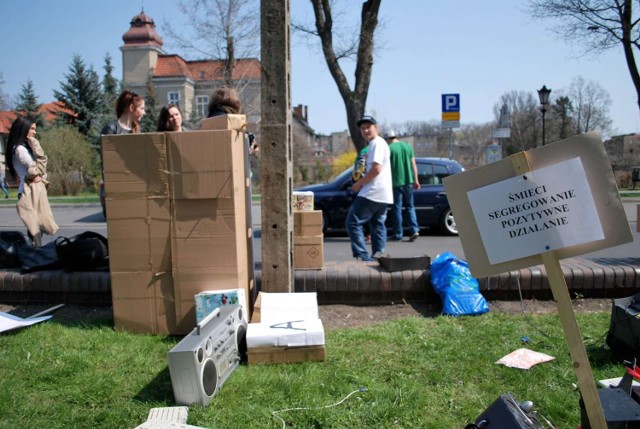 W zbiórkę elektrośmieci zaangażowali się uczniowie z IV LO w Lesznie.