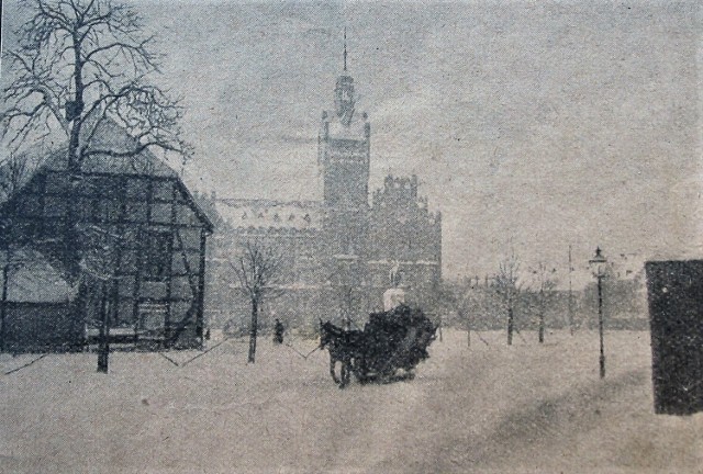 Słupsk w zimowej scenerii na obrazie z poniemieckiego przewodnika z początku lat 30. XX wieku