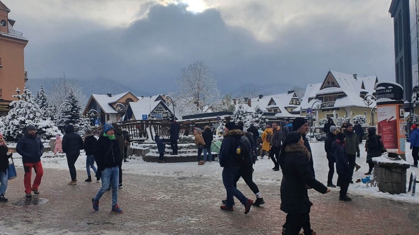 Zakopiańskie Krupówki pełne śniegu i turystów