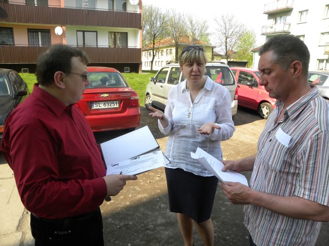 Krzysztof Wyciślik wraz z siostrą Jolantą i sąsiadem Krzysztofem od lat walczą o  miejsca parkingowe