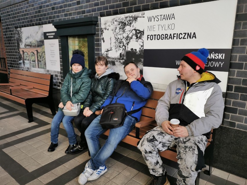 Wycieczka na dworzec PKP w Żaganiu, absolwentów SOSW w...