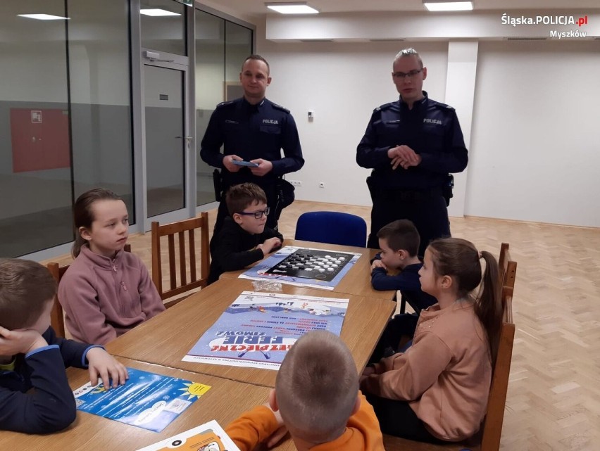 Myszków. Policjanci rozmawiają z dziećmi na temat bezpieczeństwa podczas ferii