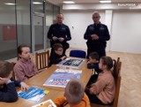Myszków. Policjanci rozmawiają z dziećmi na temat bezpieczeństwa podczas ferii