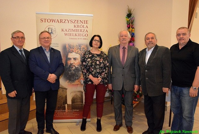 Kolegium Redakcyjne Zapisków Kazimierzowskich w składzie, od lewej: Jerzy Giergielewicz, Arkadiusz Ciechalski, Anna Marcinkowska, Zdzisław Jan Zasada, Wojciech Przybyszewski oraz Wojciech Nawrocki