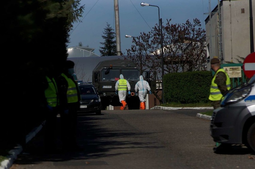 Ewakuacja mieszkańców DPS w Kaliszu zakażonych koronawirusem