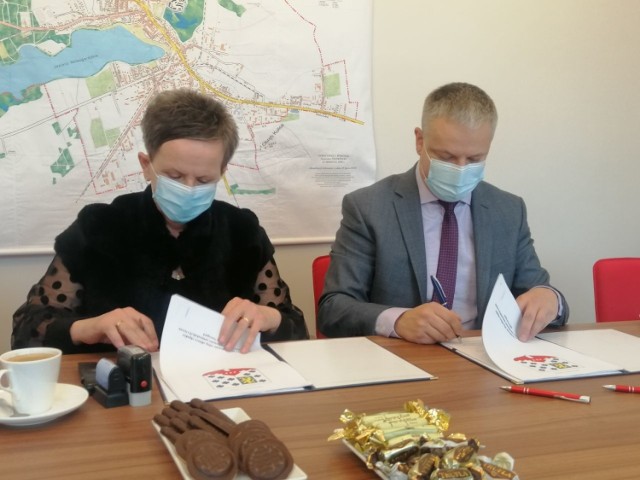 5 stycznia podpisana została umowa na odbiór śmieci od mieszkańców gminy Nowogard przez Zakład Usług Komunalnych