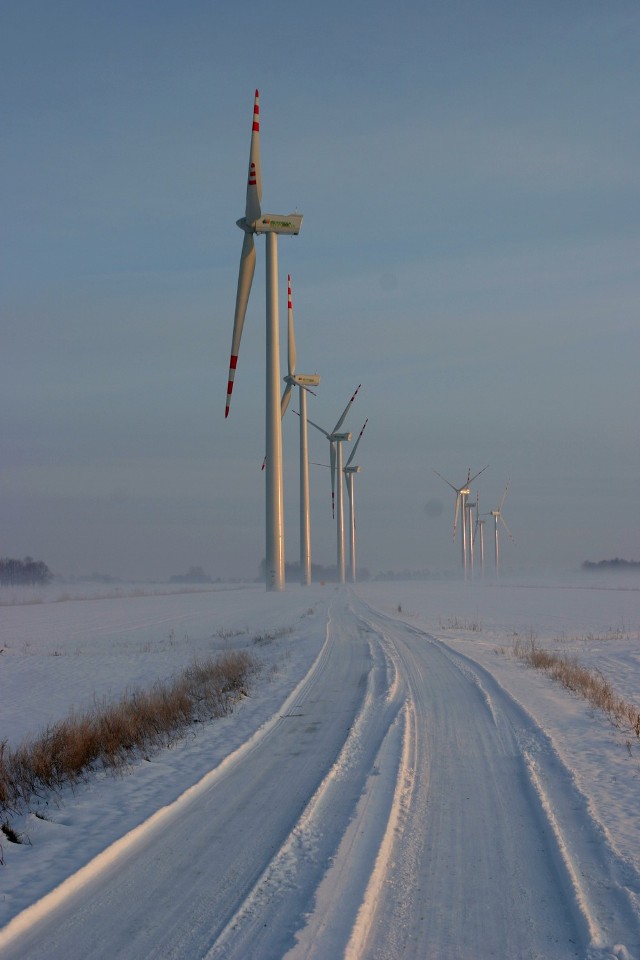 Na polach koło Bystrej stanęło 12 wiatraków o łącznej mocy 24 MW