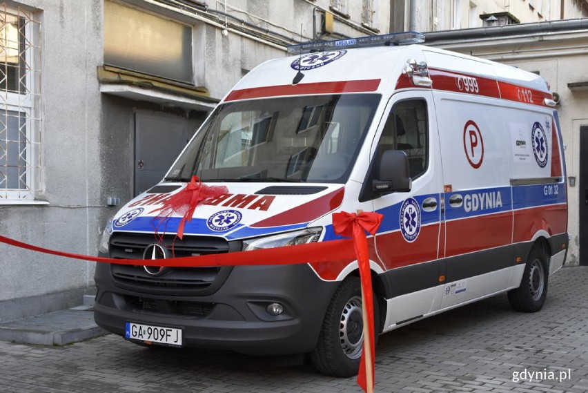 Nowoczesny i dobrze wyposażony mercedes pomoże ratować pacjentów w Gdyni. Ambulans to prezent od miasta dla pogotowia ratunkowego ZDJĘCIA