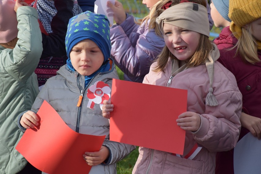 Święto Niepodległości. Przedszkolaki z "Bajki" zrobiły żywą flagę [ZDJĘCIA]