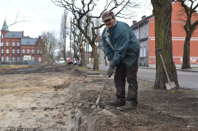 Po murze przy ul. Kolejowej zostały już tylko - miejscami - fundamenty. Teren porządkuje tu m.in. pan Ryszard (sam mieszka na ul. Krasińskiego. - Proszę zobaczyć, jaki kawał terenu udało się odsłonić, dzięki likwidacji tego płotu - pokazywał wczoraj reporterowi.