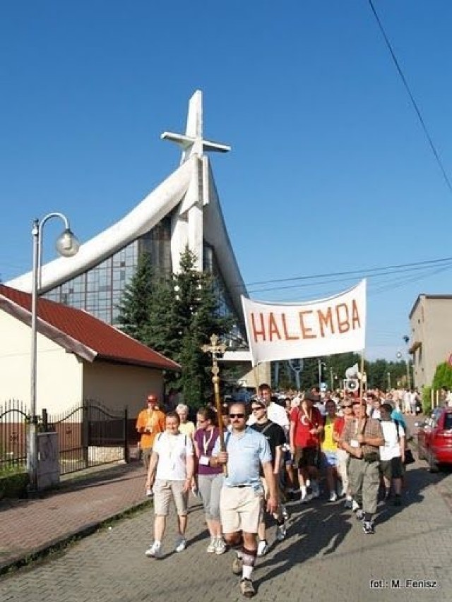 16 sierpnia około godziny 8.30 ponad 200 pątnik&oacute;w wyruszyło sprzed kościoła Bożego Narodzenia w Halembie w kierunku Częstochowy Fot. Marek Fenisz