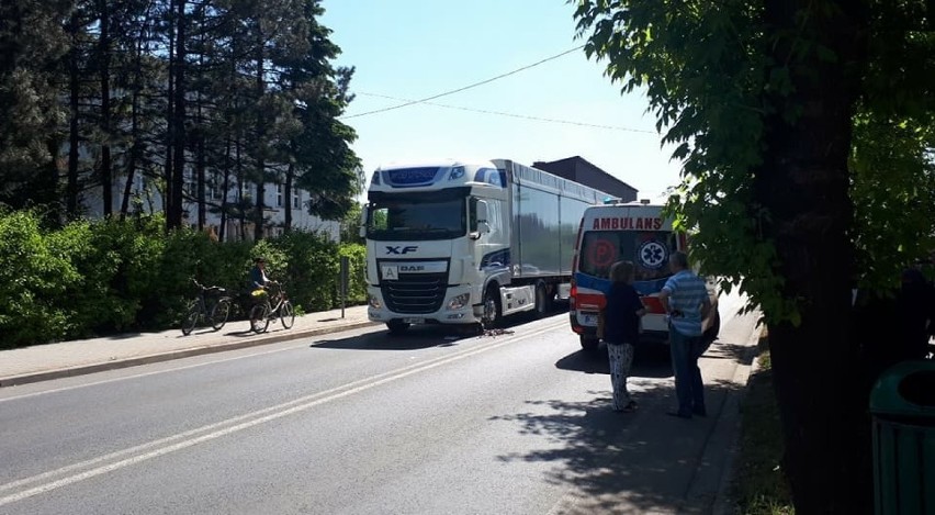 Ciężarówka potrąciła rowerzystkę na ulicy Kościuszki w Kętach. Policjanci kierują na objazdy