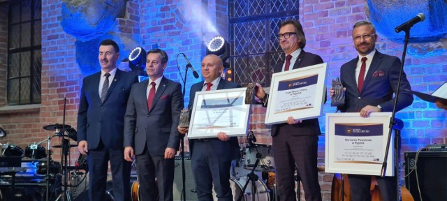 Nagrodę w imieniu całego zarządu powiatu odebrał starosta rypiński Jarosław Sochacki (pierwszy z prawej)
