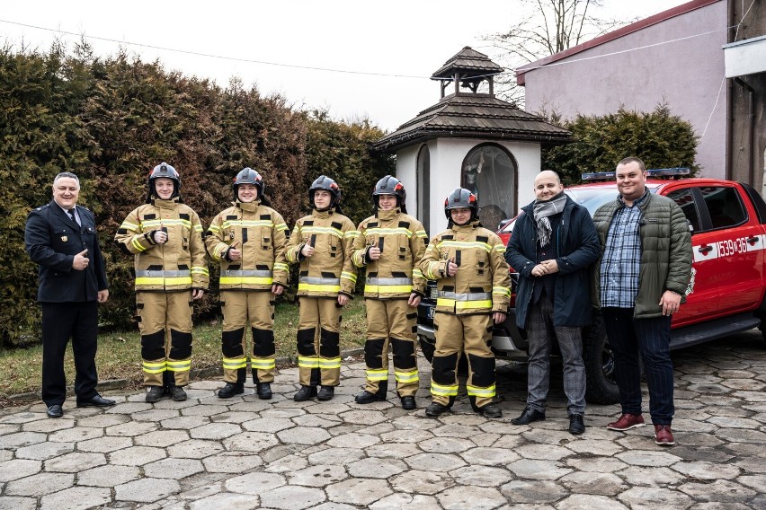 Strażacy z Ochotniczej Straży Pożarnej w Dobrzanach z nowymi strojami