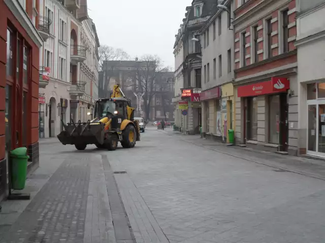 Według tarnogórskich urzędników na ulicy Krakowskiej należy wymienić czarną kostkę położoną na chodnikach.