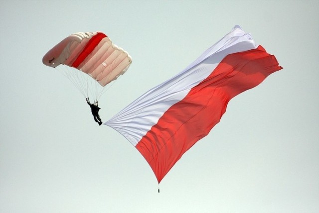 Skoczek z polska flagą. Fot. Tomasz Hens