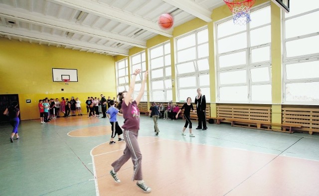 Uczniowie mogą ćwiczyć tylko w sali, bo szkoła nie ma wciąż boiska do koszykówki