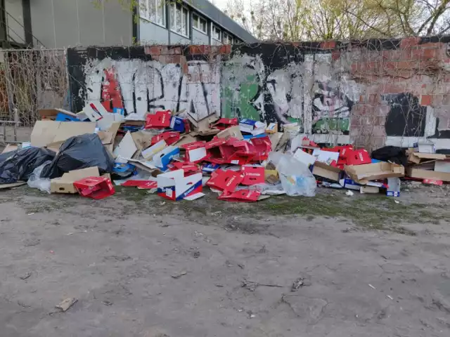 Bazar Olimpia jak wysypisko śmieci. "Nikt nie sprząta bałaganu po niedzielnym handlowaniu"