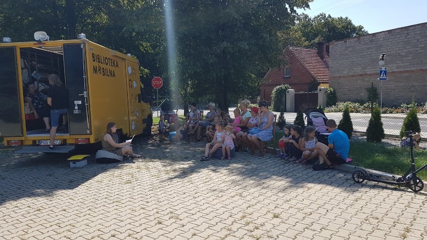 Gostyń. Bibliobus okazał się strzałem w dziesiątkę! Mobilna biblioteka wznowiła działalność i jeździ według zimowego rozkładu [ZDJĘCIA]