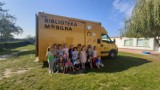 Gostyń. Bibliobus okazał się strzałem w dziesiątkę! Mobilna biblioteka wznowiła działalność i jeździ według zimowego rozkładu [ZDJĘCIA]