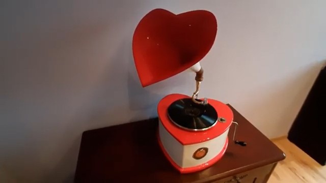Gramofon w kształcie serca jest do wylicytowania na stronie Allegro w ramach WOŚP. Sprzęt został wykonany od podstaw przez mieszkańca Gubina.