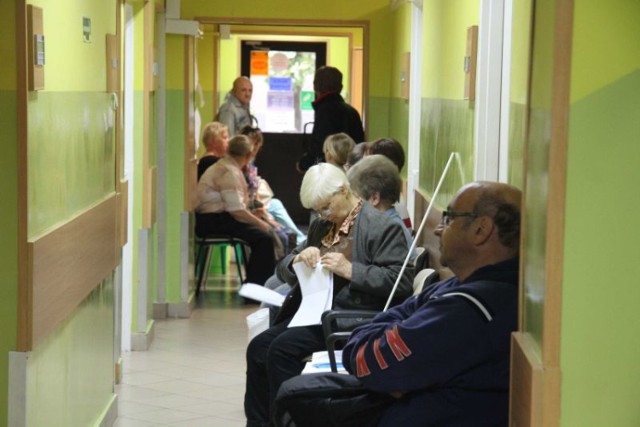 W budynku przy Zamenhofa mieszkańcy Kielc czekają w ciasnocie i duchocie .