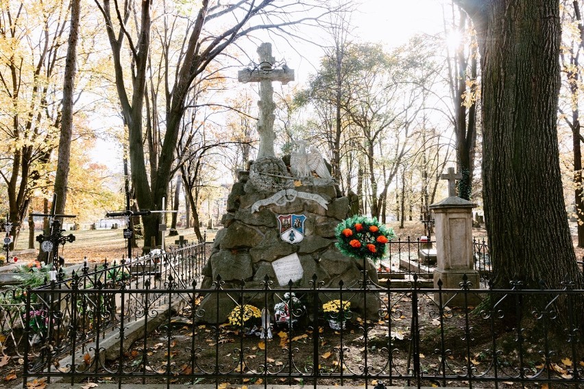 Jeden z grobów naszych bohaterów: pomnik młodych powstańców...