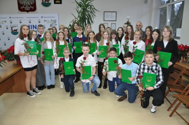 W gminie Kościerzyna wręczono stypendia edukacyjne najzdolniejszym uczniom.
