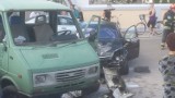 Wypadek w Chodczu - zderzenie busa z oplem. Dwaj kierowcy w szpitalu