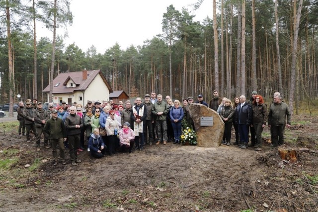 Ogólnopolska akcja sadzenia Lasów Pamięci Jana Pawła II. W Końskich posadzono drzewka i postawiono obelisk upamiętniający papieża.