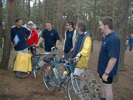 Rowerzyści często korzystają ze ścieżek rowerowych w gminie Choczewo. Na zdjęciu uczestnicy ogólnopolskiego rajdu rowerowego, który miał początek w Choczewie, a kończył się aż w górach.