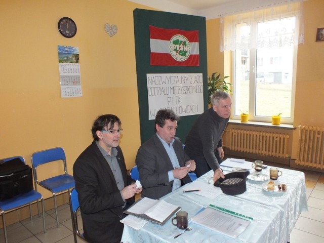 Krzysztof Kasprzyk, Franciszek Łach i Bogdan Zaborski podczas wyborów delegatów na Regionalną Konferencję Oddziałów PTTK Województwa Świętokrzyskiego.