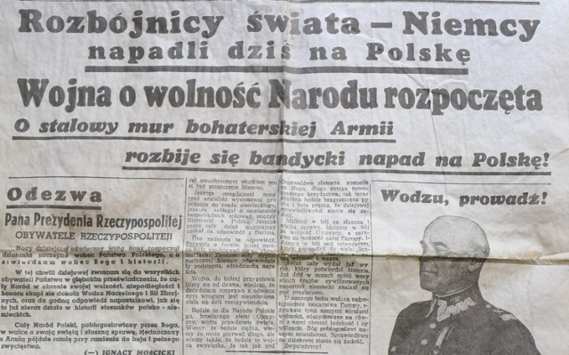 Wielkie tytuły na pierwszych stronach polskich gazet w pierwszych dniach września donosiły o napaści Niemiec na Polskę i wybuchu wojny.  Tak wyglądał nagłówek na stronie tytułowej popołudniówki "Wieczór Kurjer" z 1 września 1939 roku