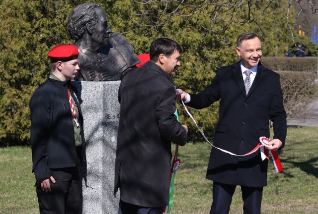 

Wizyta prezydentów Polski i Węgier w Kielcach. W sobotę oprócz mszy w bazylice katedralnej, Andrzej Duda i Janos Adder odsłonili popiersie Beli Bartoka - węgierskiego kompozytora i pianisty. Wydarzeniu przyglądało się kilkudziesięciu kielczan. 

Więcej zdjęć na kolejnych slajdach

Po krótkim spacerze alejkami prezydenci odjechali do Hali Legionów na uroczystość wręczenia pucharów zwycięzcom "Turnieju Przyjaźni", w którym od czwartku do soboty rywalizowali młodzi zawodnicy szczypiorniaka z Polski i Węgier reprezentujący kluby PGE Vive Kielce, Orlen Wisła Płock, Pick Szeged oraz Telekom Veszprem. 

Węgierska para prezydencka zdecydowała się jeszcze na prywatną wizytę w sanktuarium na Świętym Krzyżu. 

ZOBACZ TAKŻE: Wizyta prezydentów Polski i Węgier w Kielcach. Msza w bazylice katedralnej