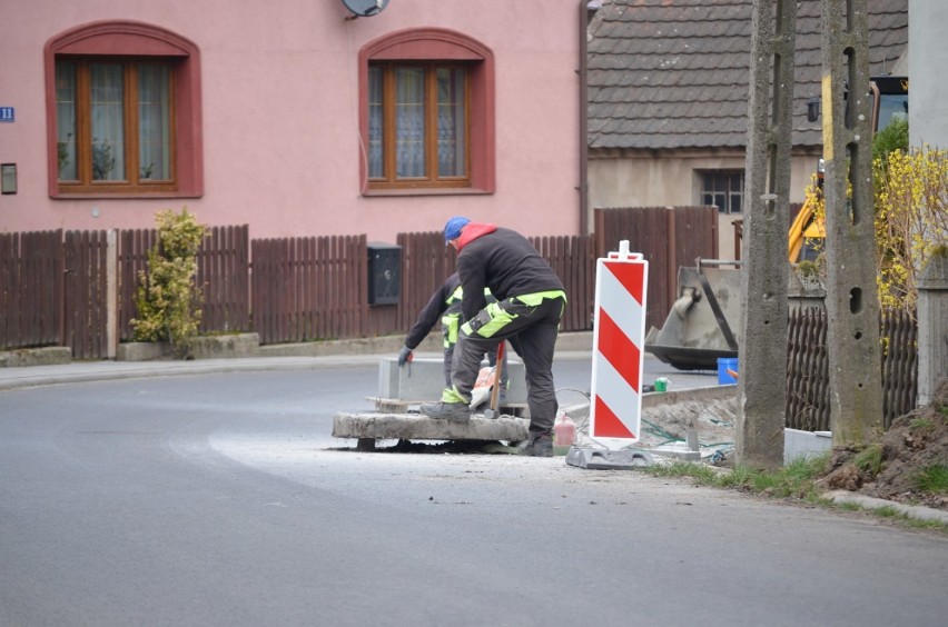 Gmina Żukowice: W Kamionej budują chodnik przy drodze