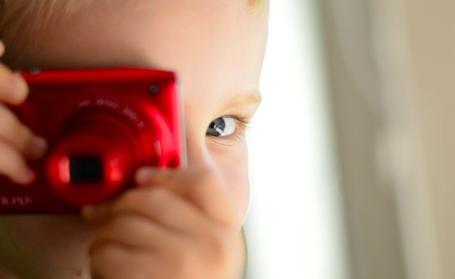 Czy monitorowanie dziecka z ukrycia podczas pobytu w żłobku lub przedszkolu to dobry pomysł? Sprawdź.