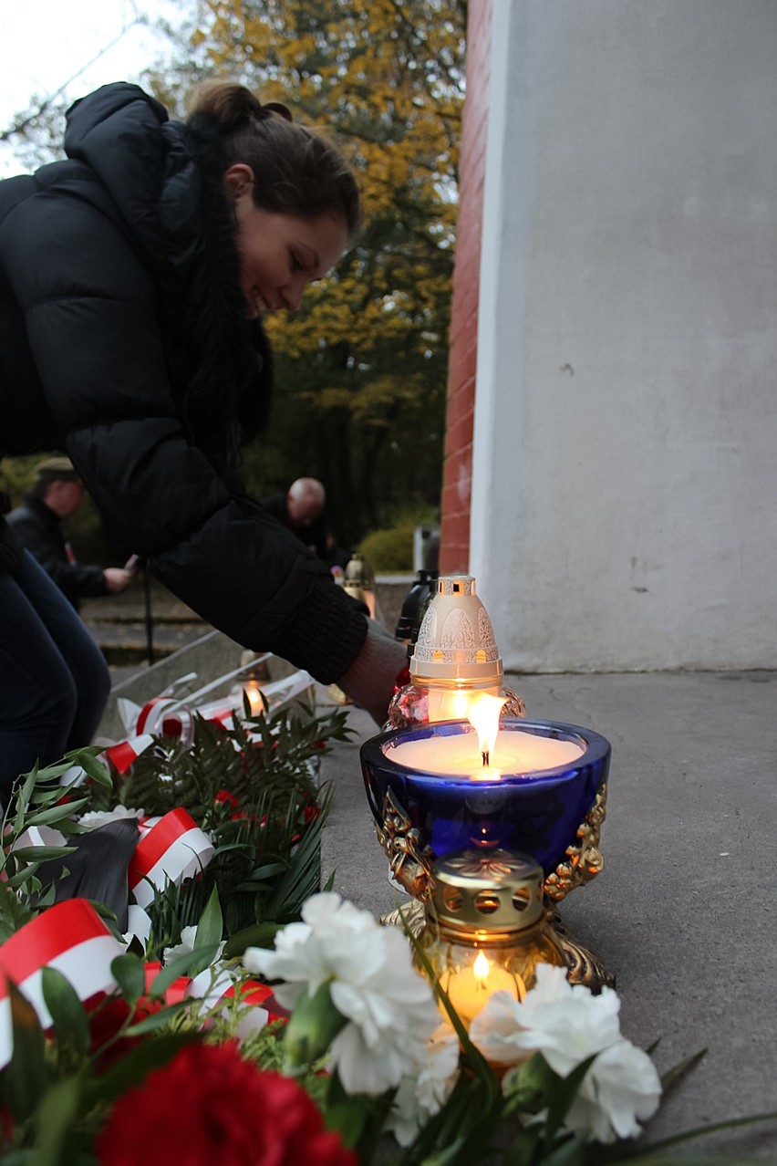 Hel. W tegoroczne Święto Niepodległości młodzi helanie rozdawali kotyliony w narodowych barwach