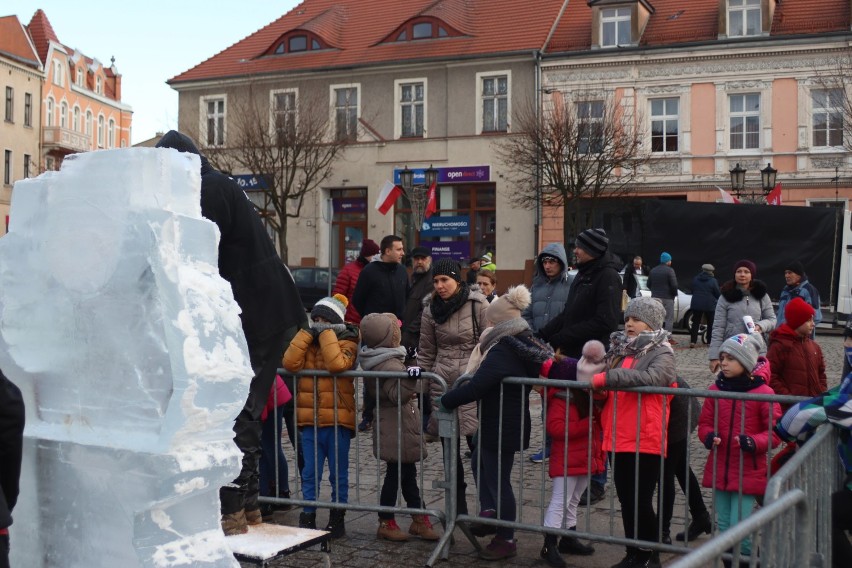 Pokaz rzeźbienia w lodzie na gnieźnieńskim rynku