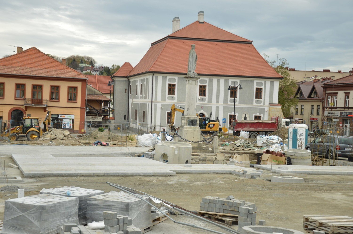 bochnia-rynek-w-bochni-jak-pobojowisko-ale-wida-ju-fragmenty-nowej